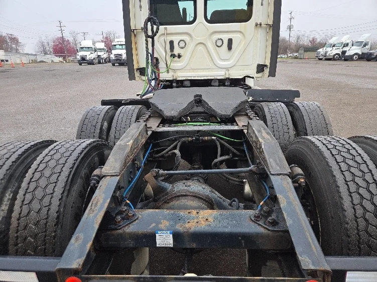 2020 Freightliner Cascadia in Lansing, MI — photo 6