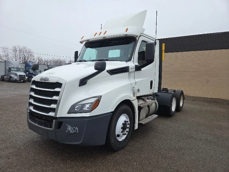 2020 Freightliner Cascadia in Lansing, MI — photo 3