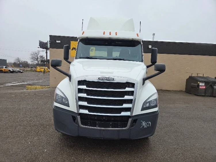 2020 Freightliner Cascadia in Lansing, MI — photo 2
