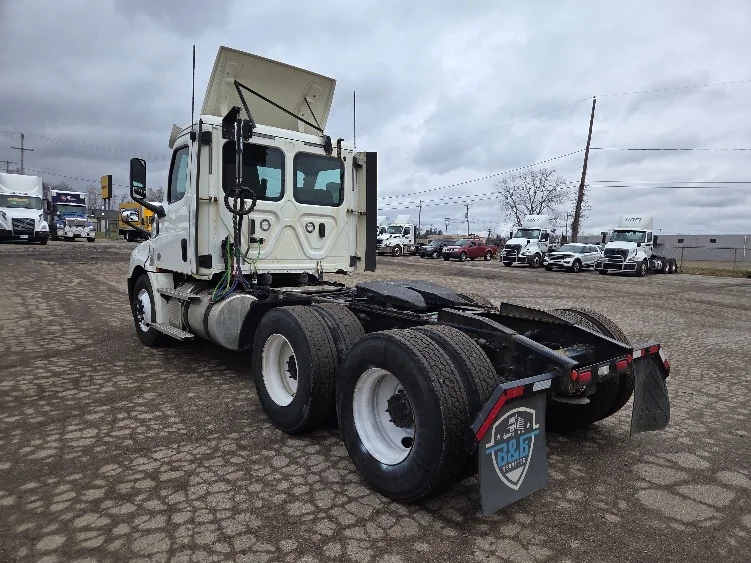 2020 Freightliner Cascadia in Lansing, MI — photo 5