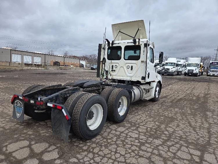 2020 Freightliner Cascadia in Lansing, MI — photo 7