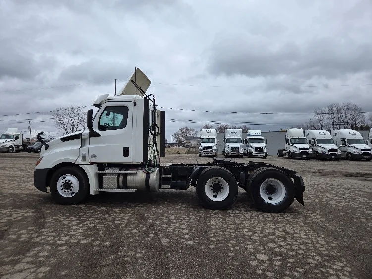 2020 Freightliner Cascadia in Lansing, MI — photo 4