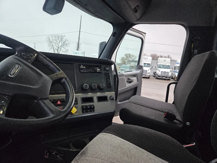 2020 Freightliner Cascadia in Lansing, MI — photo 10