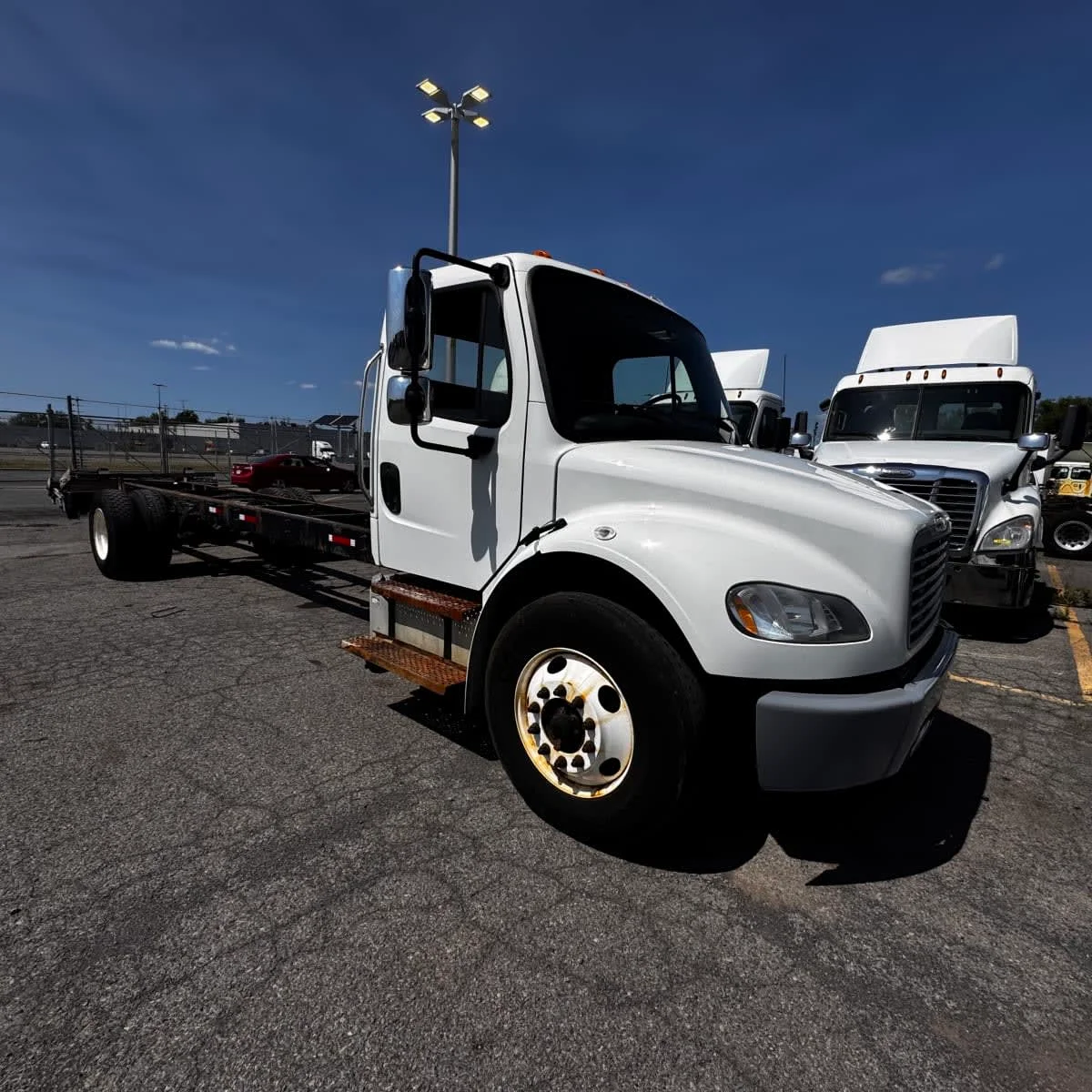 2018 Freightliner M2 106 - image 3