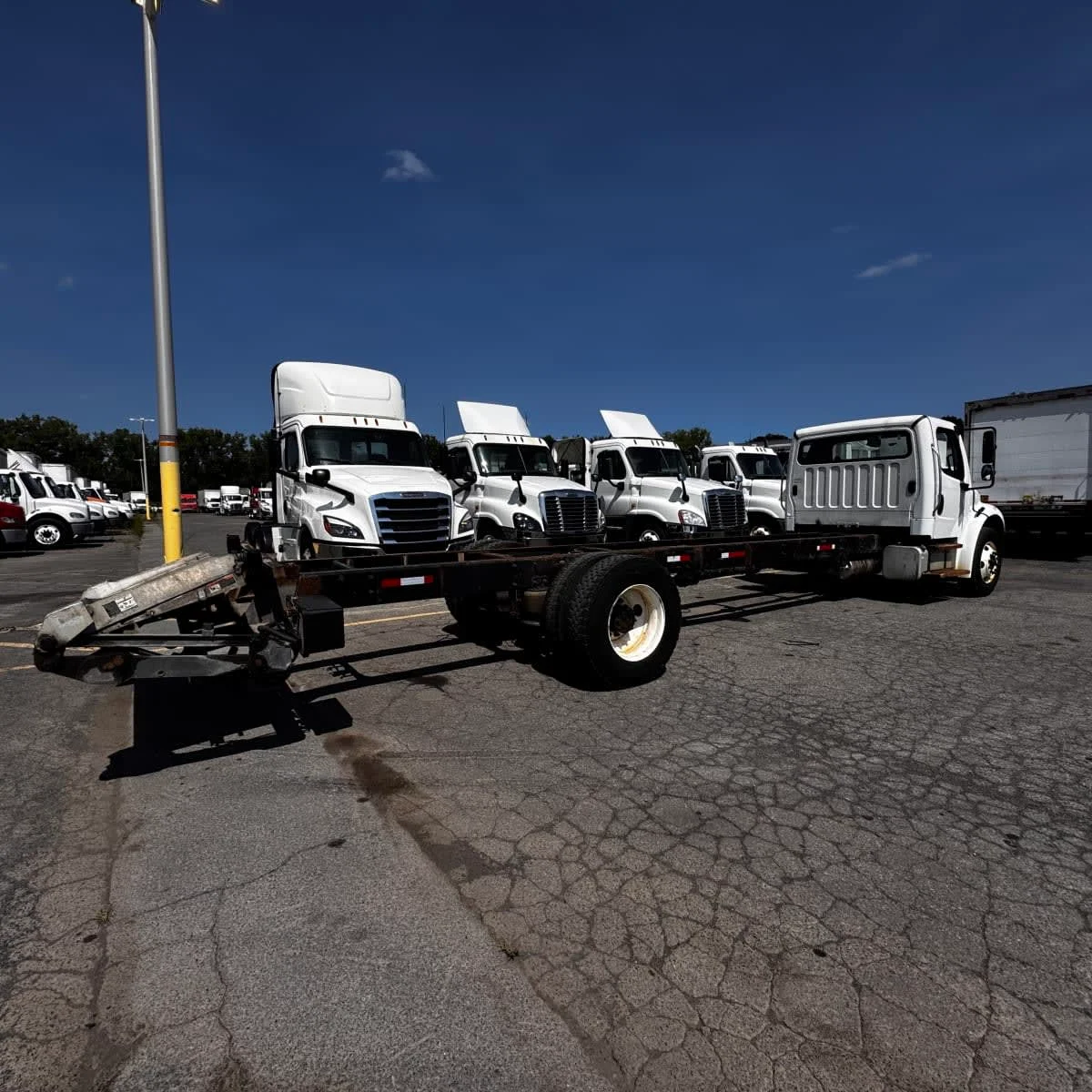 2018 Freightliner M2 106 - image 4