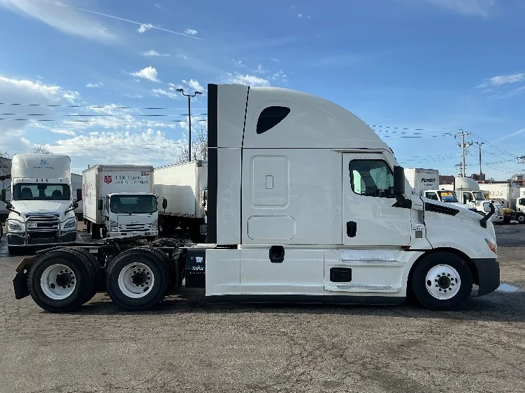 2022 Freightliner Cascadia - image 8