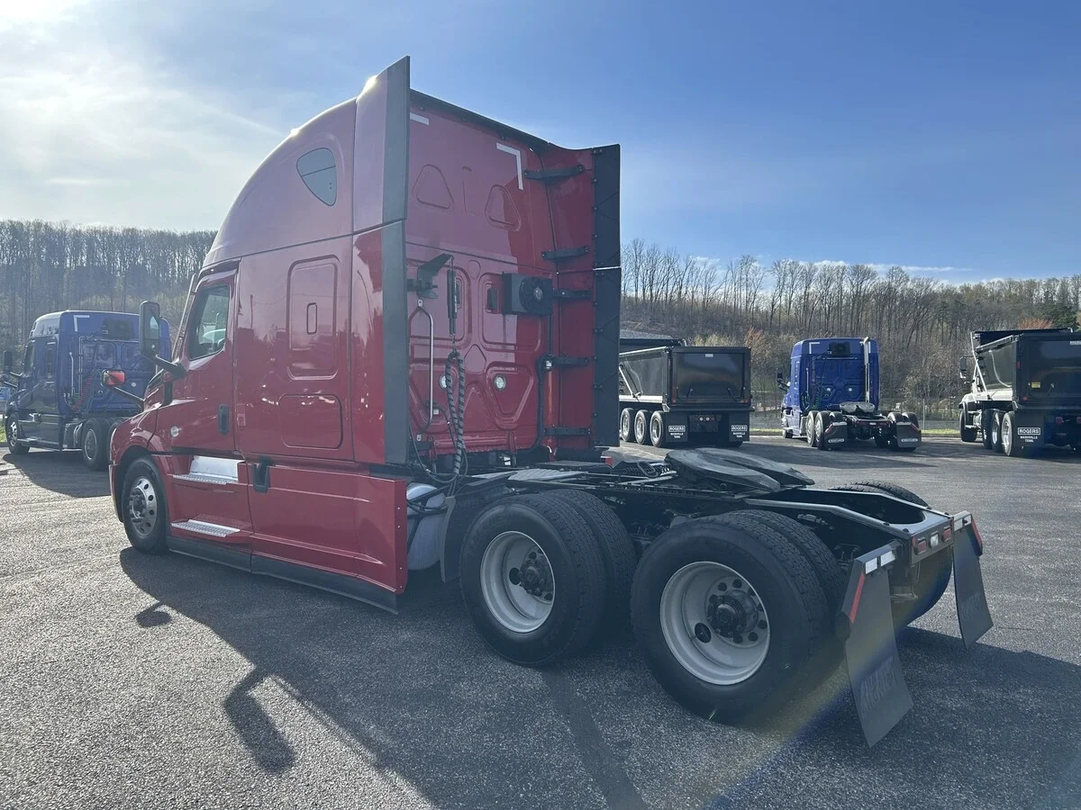 2023 Freightliner Cascadia — photo 3