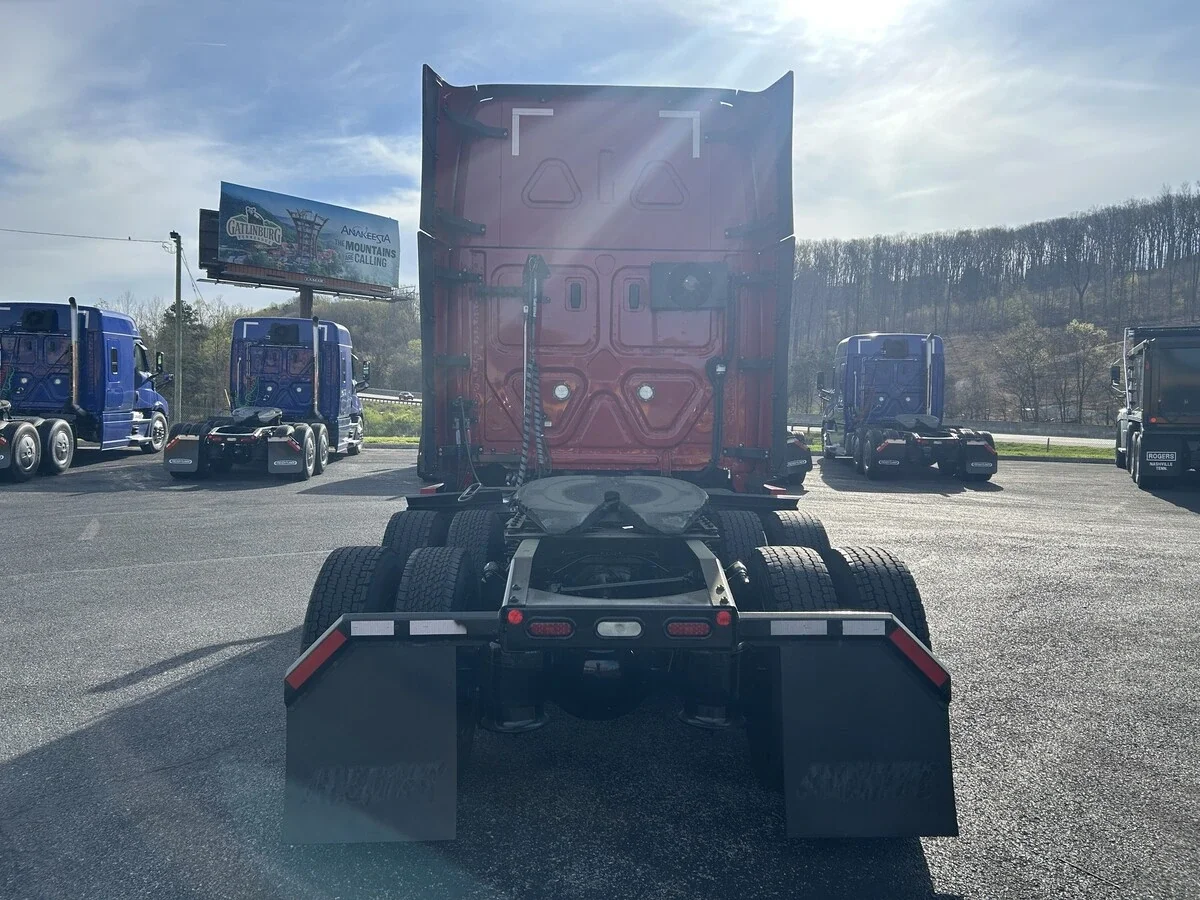 2023 Freightliner Cascadia — photo 4