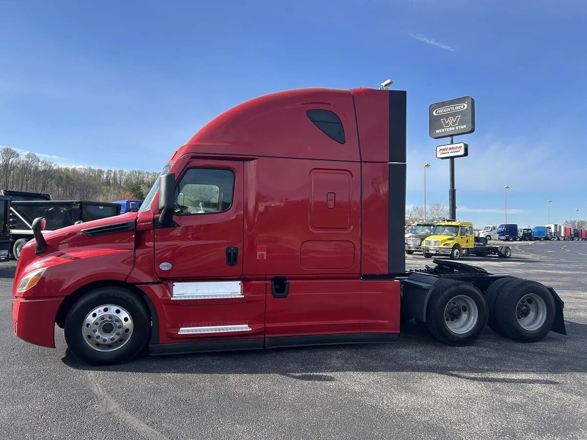 2023 Freightliner Cascadia — photo 2