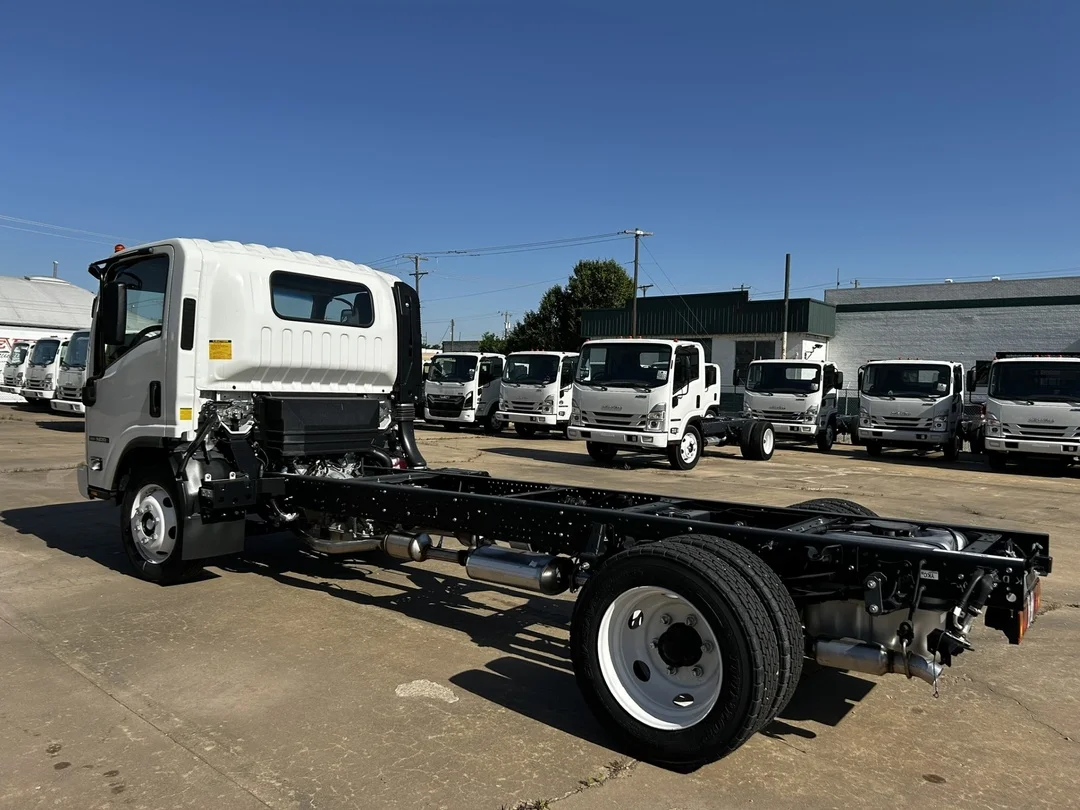 2025 Isuzu NRR - image 4