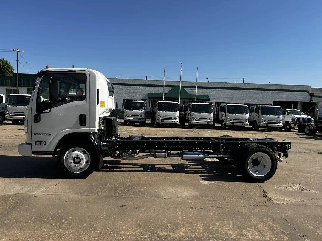2025 Isuzu NRR - image 3