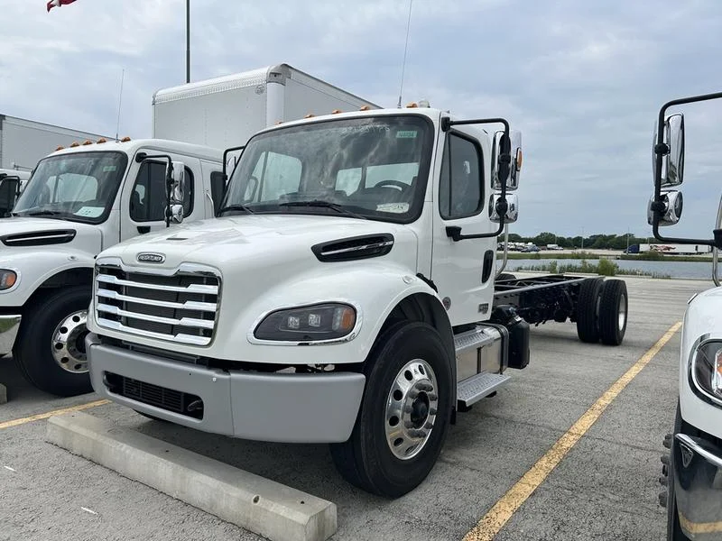 2027 Freightliner M2 106 in Columbus, OH — photo 2