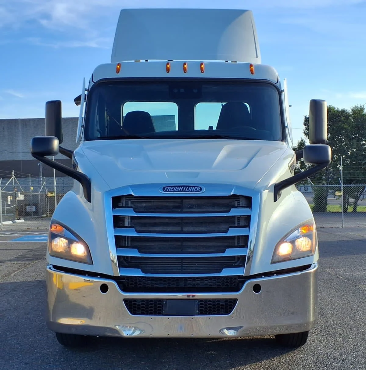 2020 Freightliner Cascadia in Memphis, TN — photo 2
