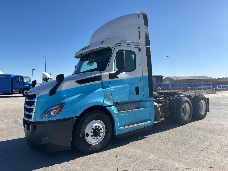 2020 Freightliner Cascadia - image 3