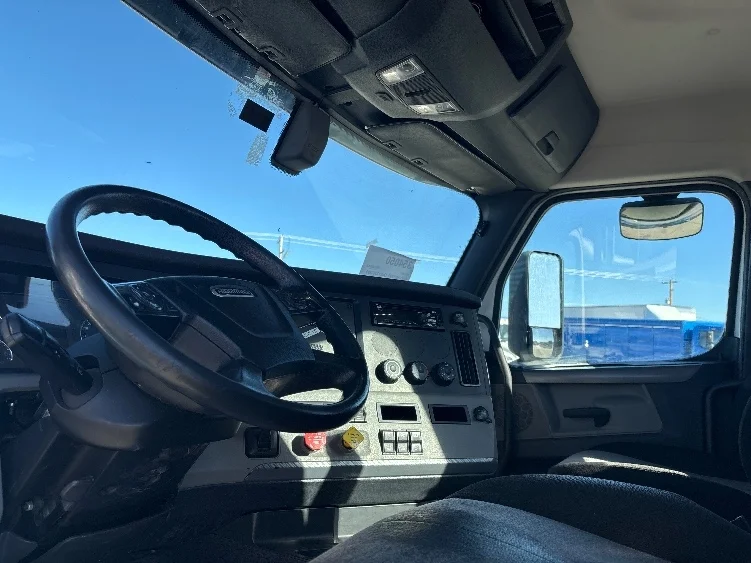 2020 Freightliner Cascadia - image 10