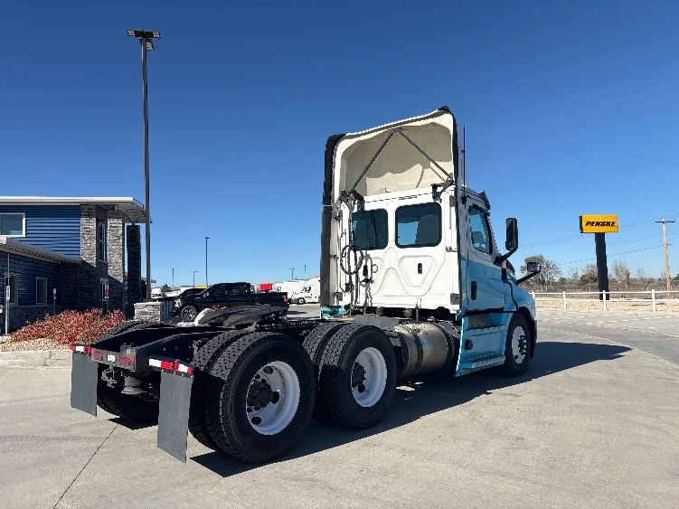 2020 Freightliner Cascadia - image 7