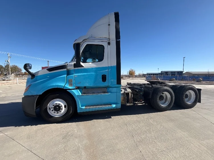 2020 Freightliner Cascadia - image 4