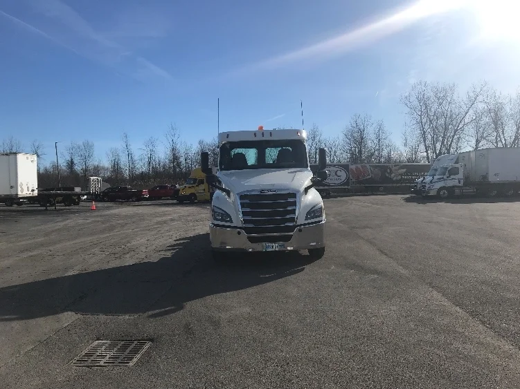 2019 Freightliner Cascadia - image 2