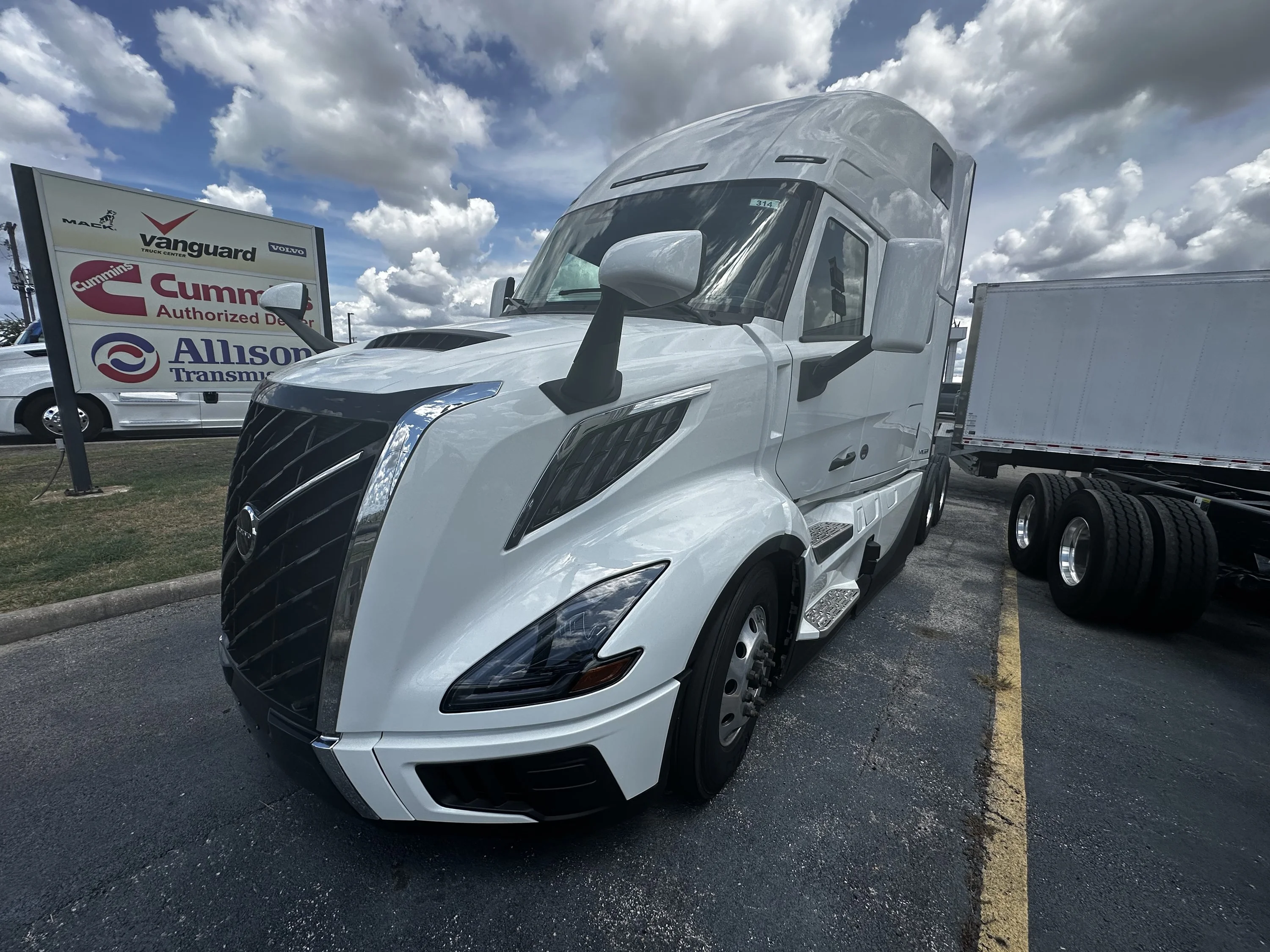 2027 Volvo VNL 860 in Austin, TX — photo 2