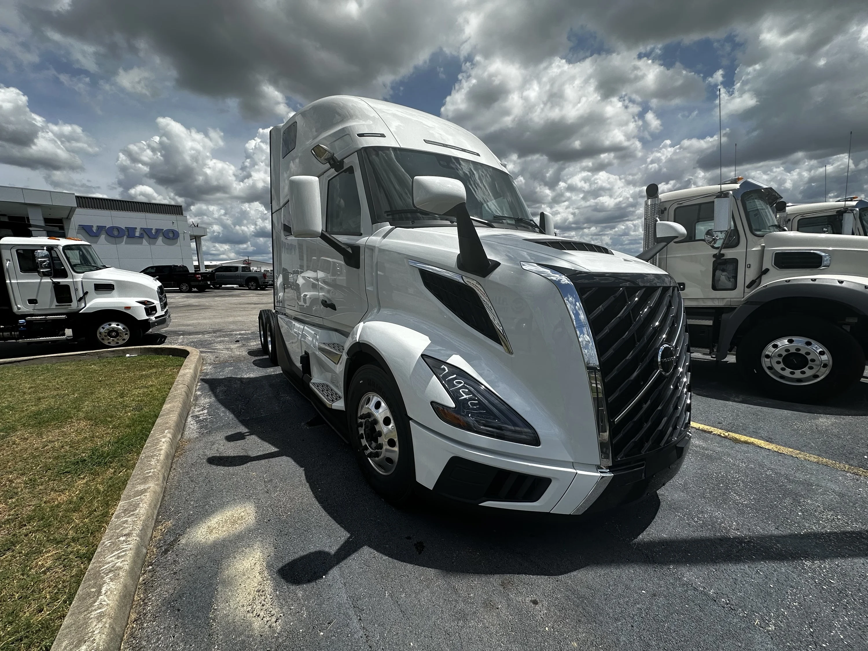 2027 Volvo VNL 860 in Austin, TX — photo 4