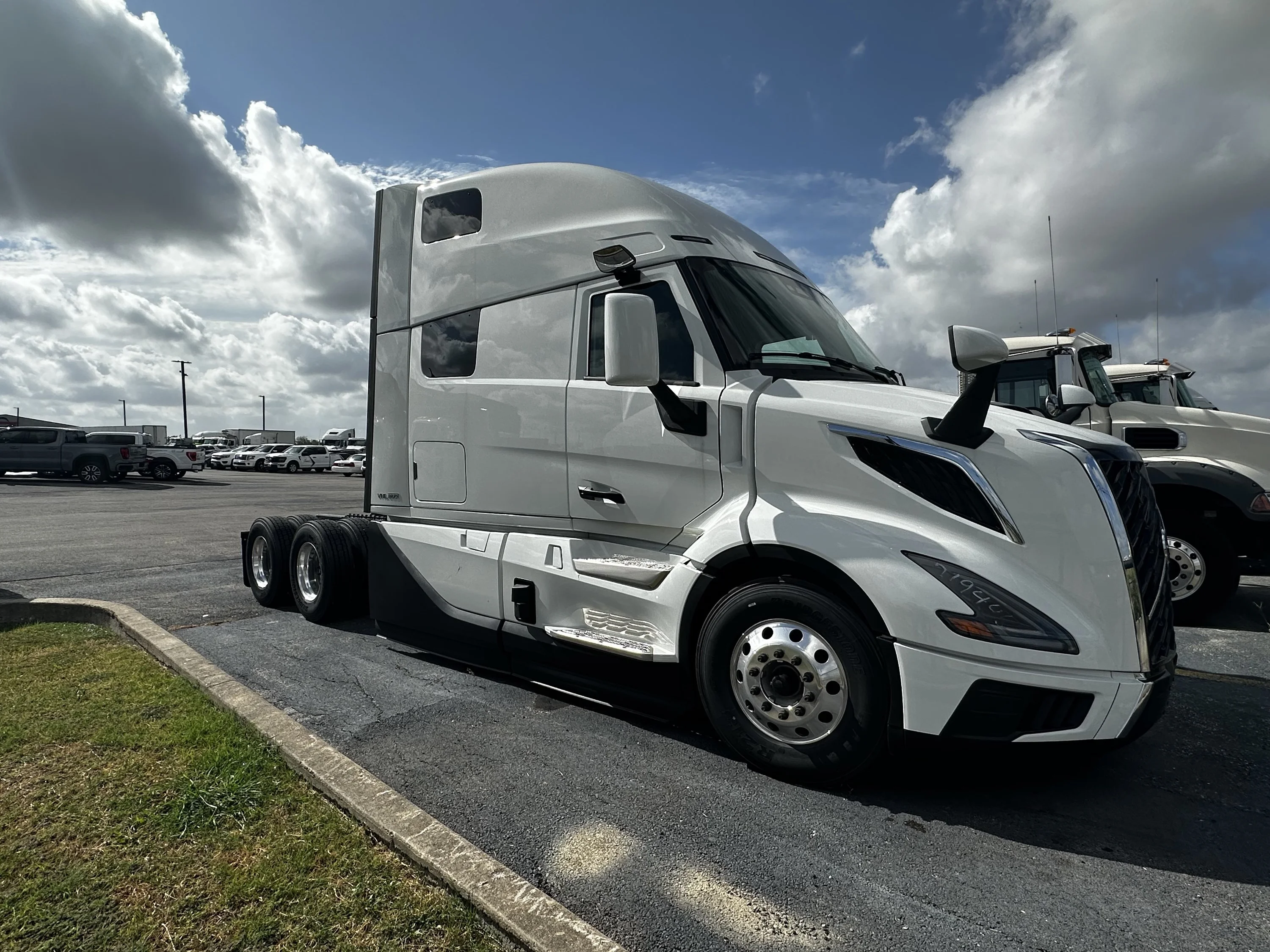 2027 Volvo VNL 860 in Austin, TX — photo 3
