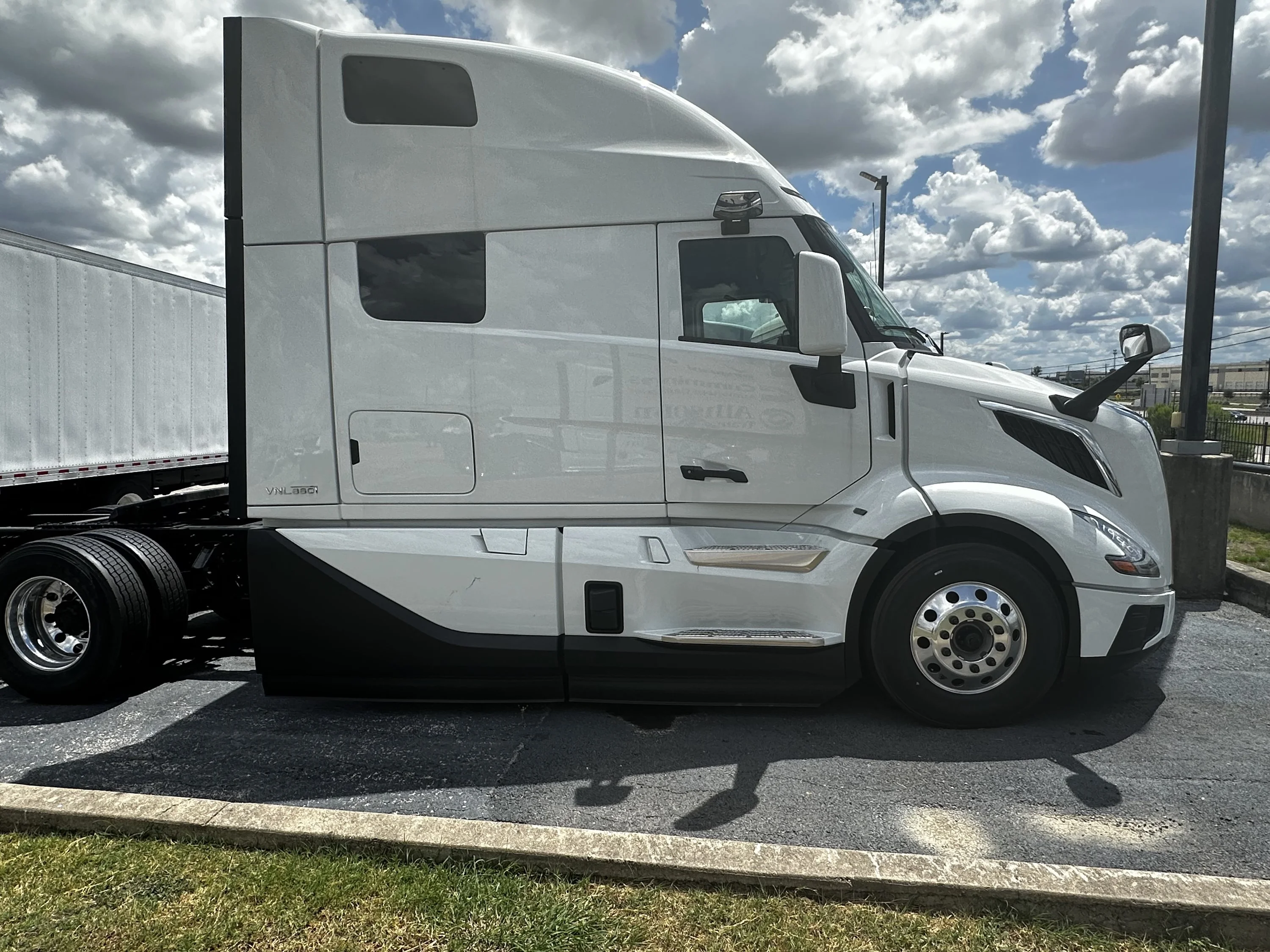 2027 Volvo VNL 860 in Austin, TX — photo 5