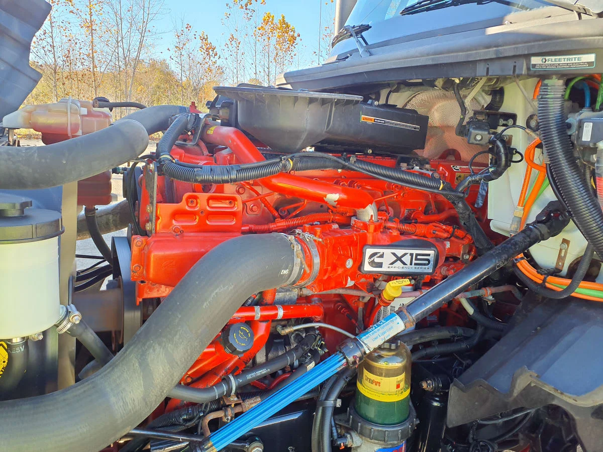 2019 International LT - image 8