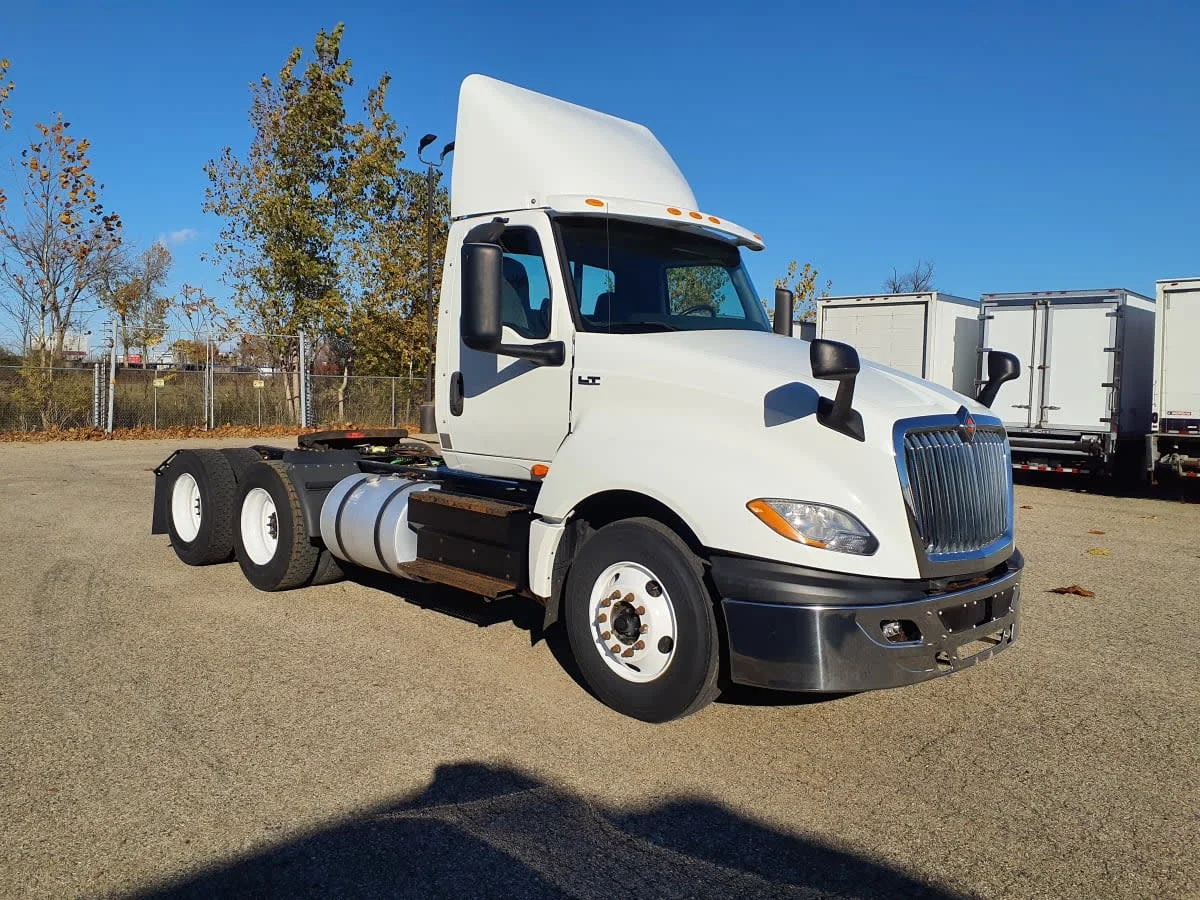 2019 International LT - image 3