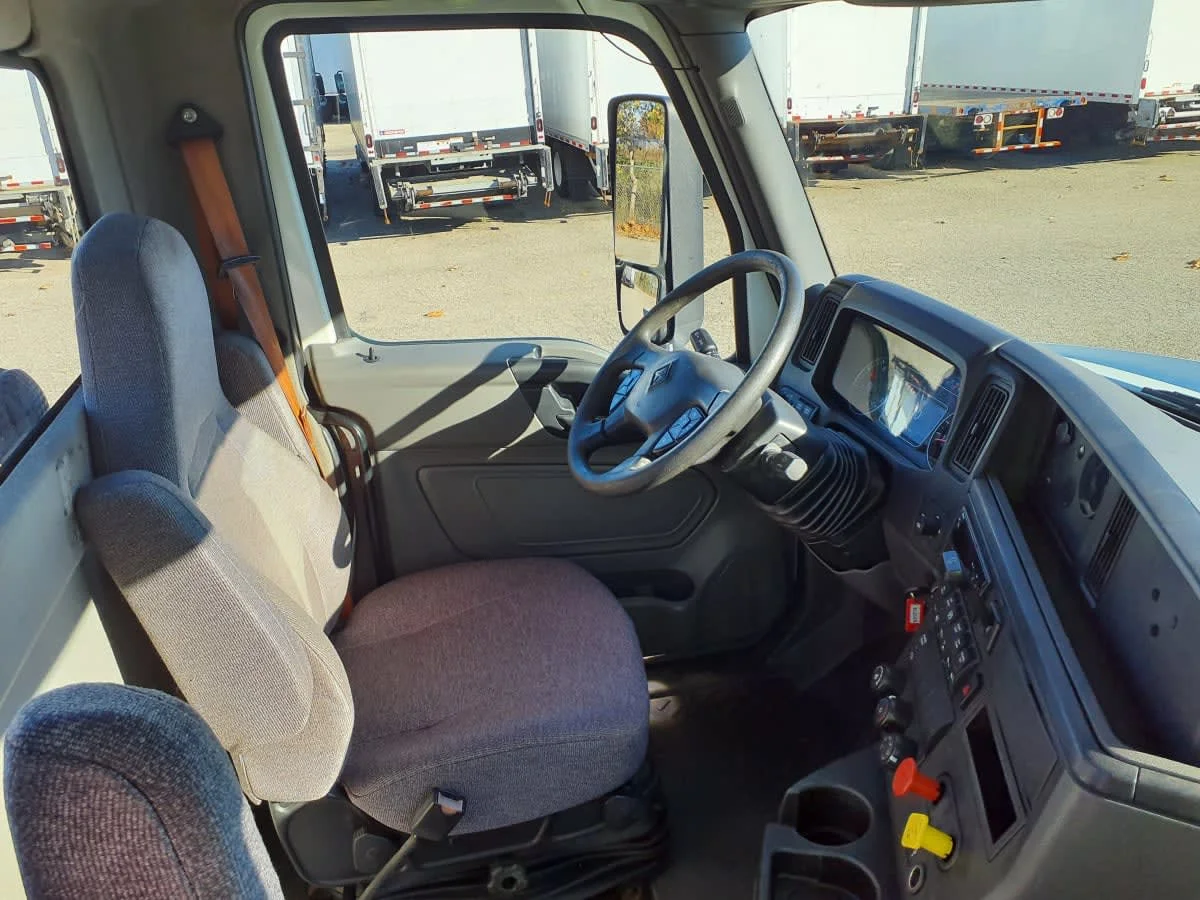 2019 International LT - image 7