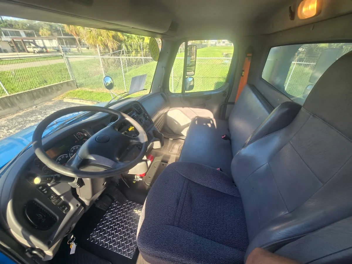 2019 Freightliner M2 106 in Tampa, FL — photo 7