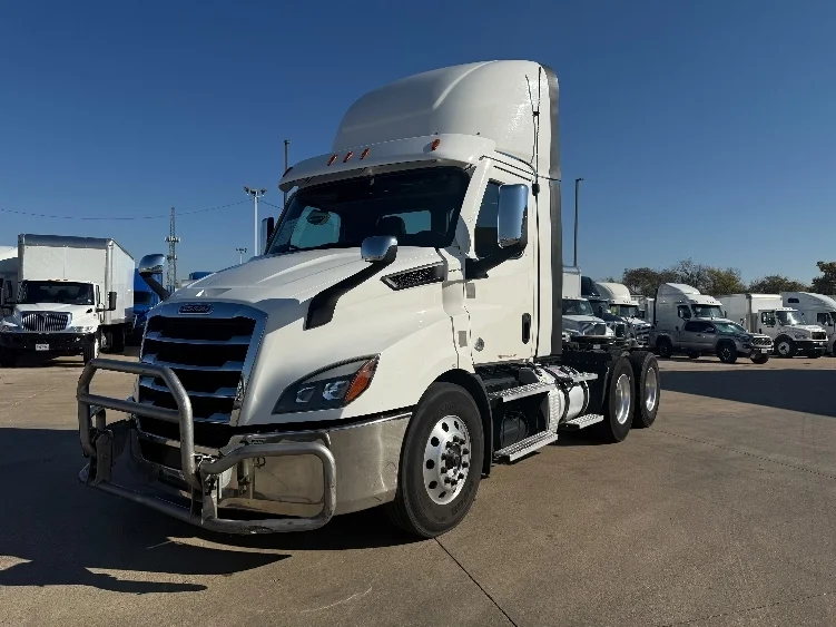 2021 Freightliner Cascadia in Arlington, TX — photo 3