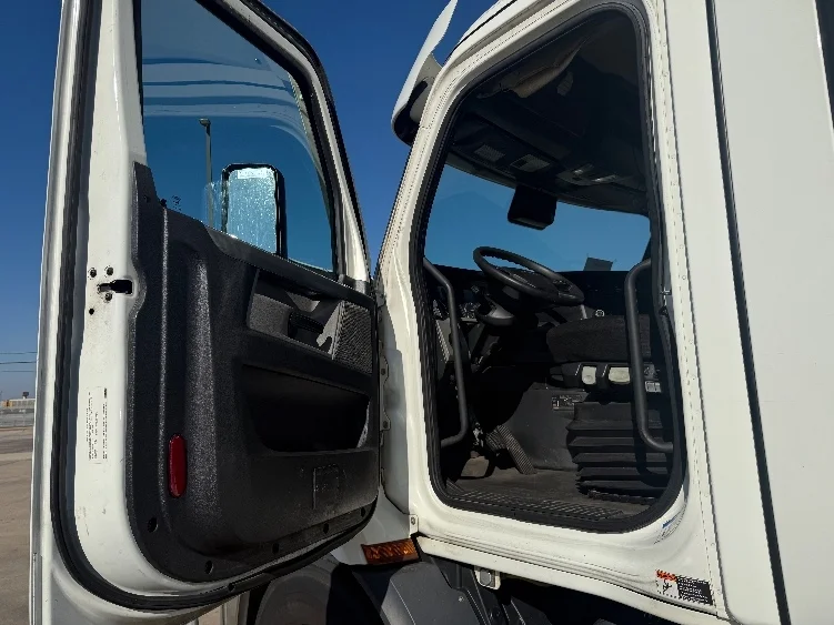 2021 Freightliner Cascadia - image 9