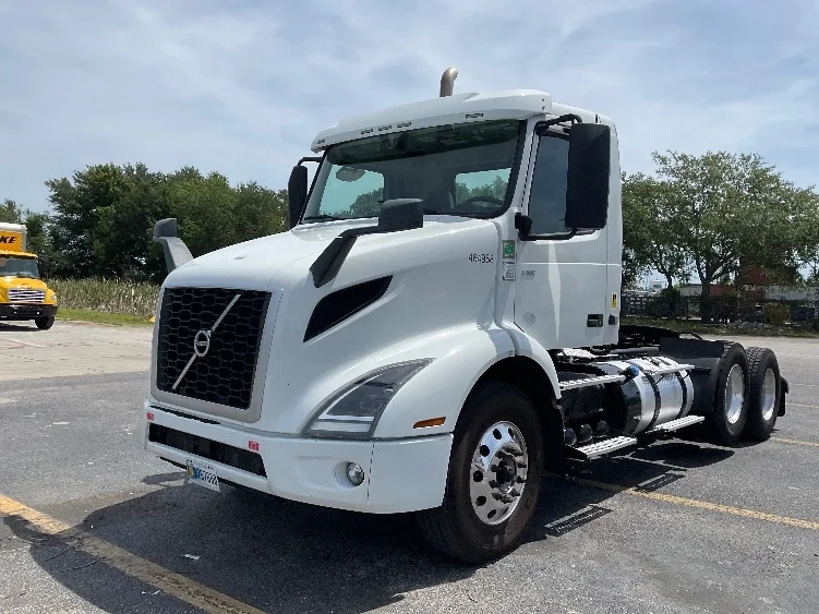 2023 Volvo VNR 660 in Ocala, FL — photo 3