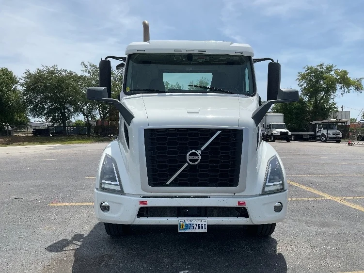 2023 Volvo VNR 660 in Ocala, FL — photo 2