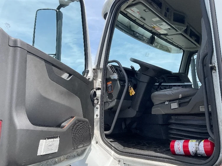 2023 Volvo VNR 660 in Ocala, FL — photo 9