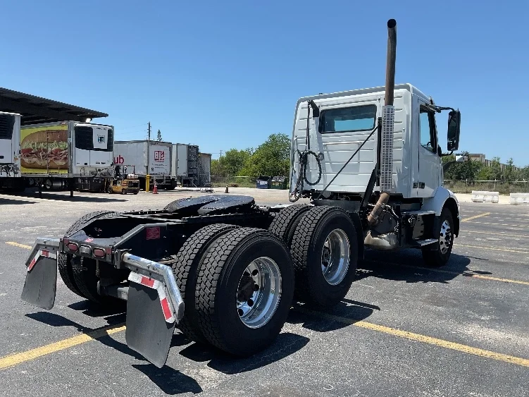 2023 Volvo VNR 660 in Ocala, FL — photo 7