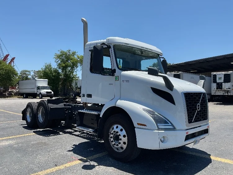 2023 Volvo VNR 660