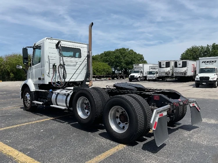 2023 Volvo VNR 660 in Ocala, FL — photo 5