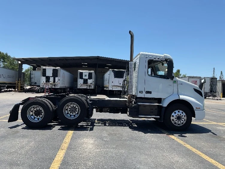 2023 Volvo VNR 660 in Ocala, FL — photo 8