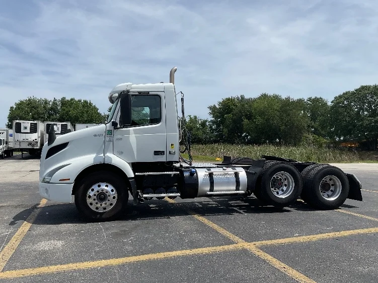 2023 Volvo VNR 660 in Ocala, FL — photo 4
