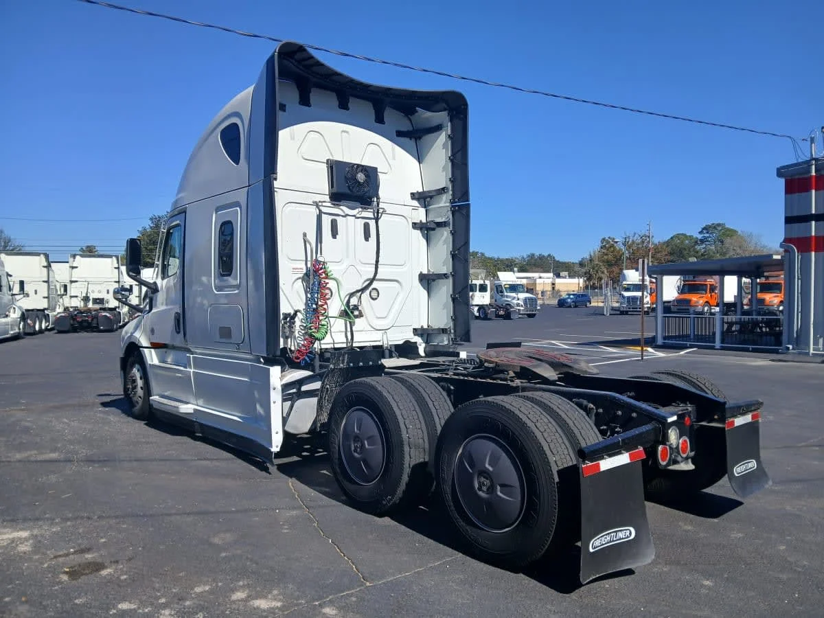2022 Freightliner Cascadia in Jacksonville, FL — photo 6