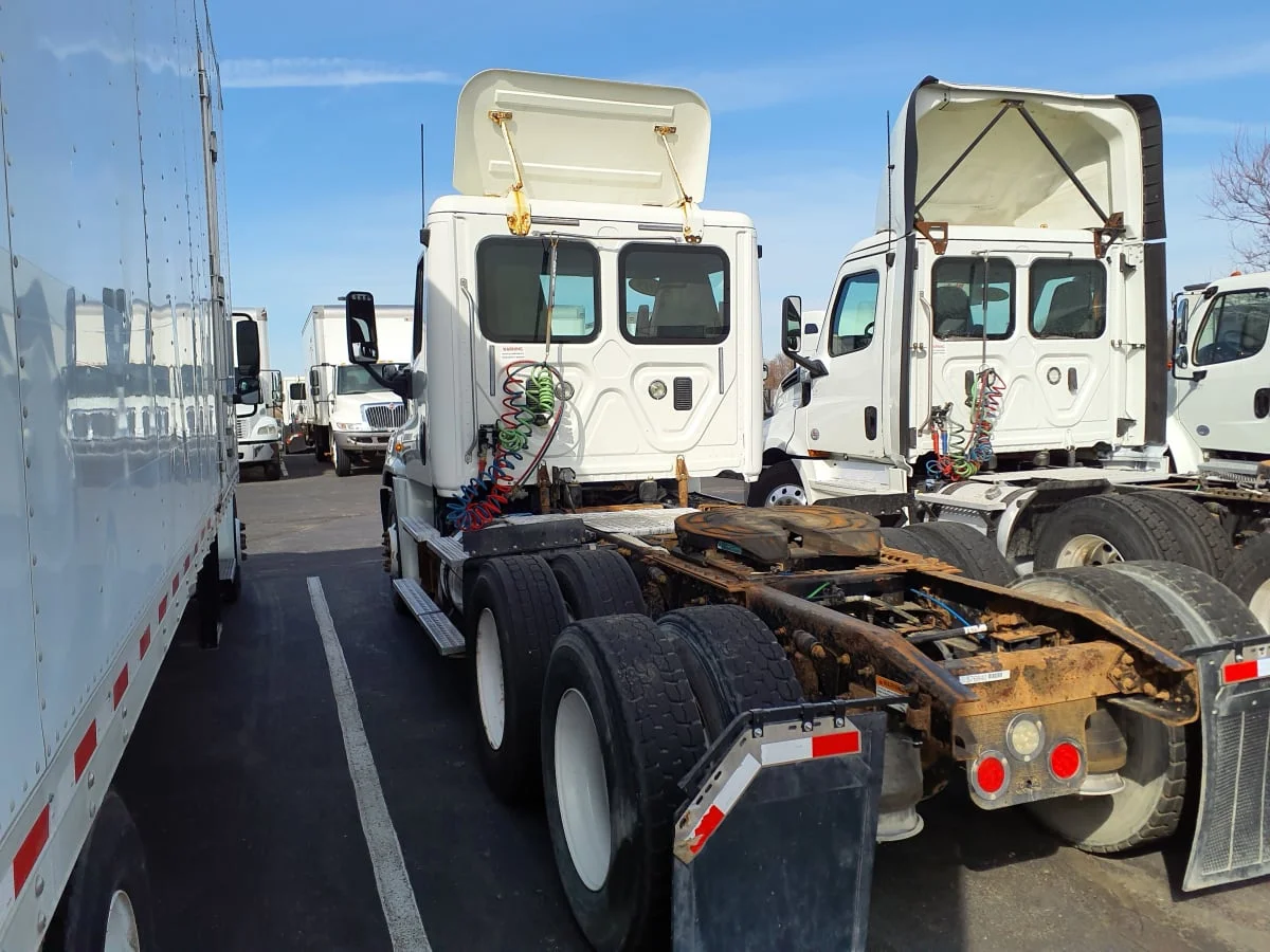 2015 Freightliner Cascadia - image 6