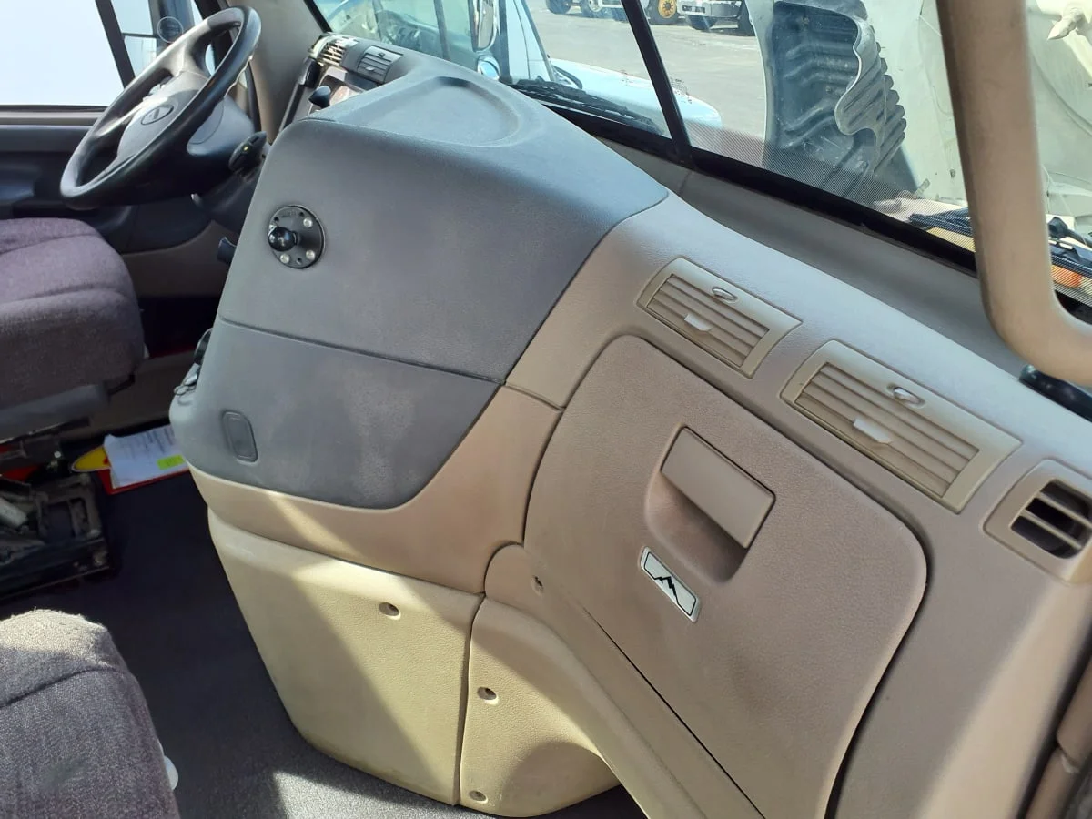 2015 Freightliner Cascadia - image 11