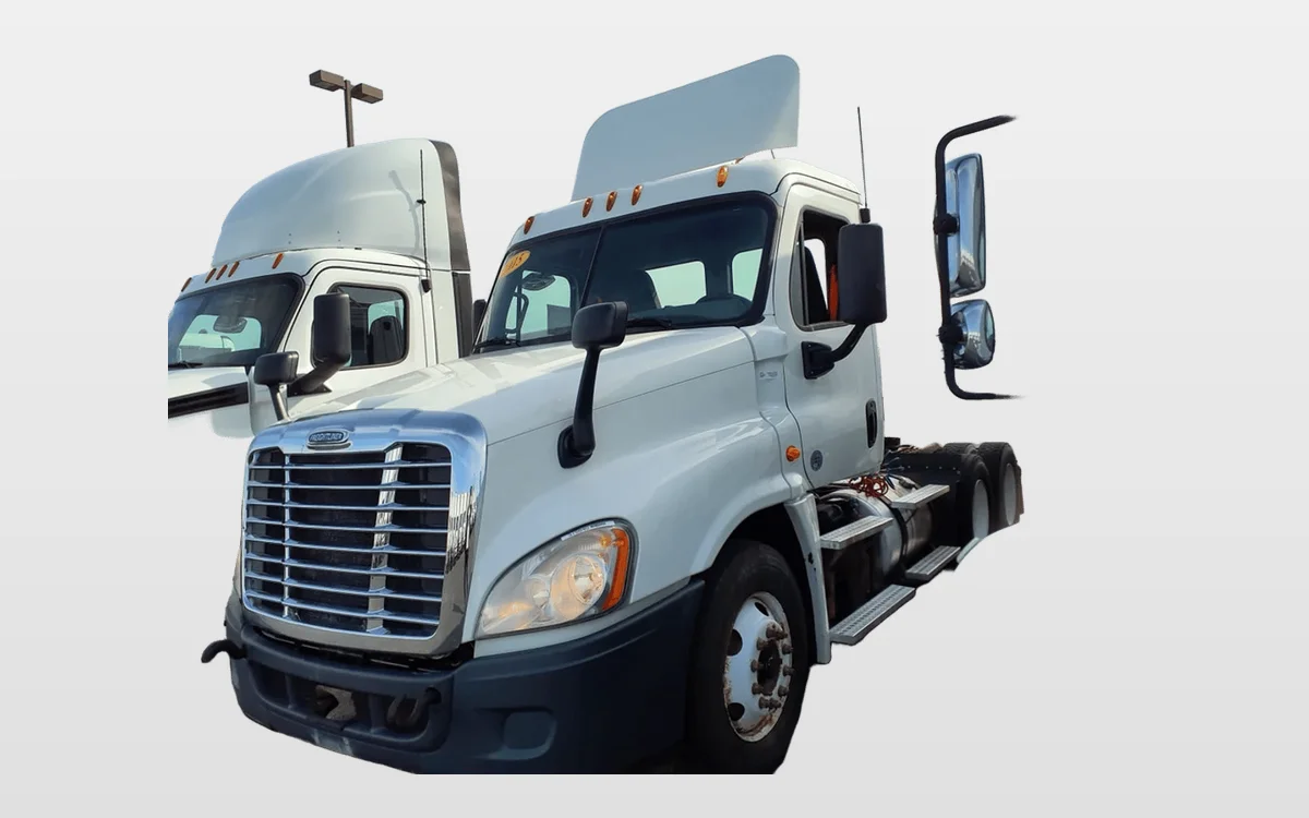 2015 Freightliner Cascadia - image 1
