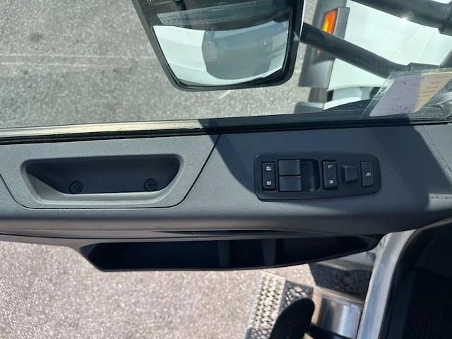 2027 Peterbilt 548 — photo 17