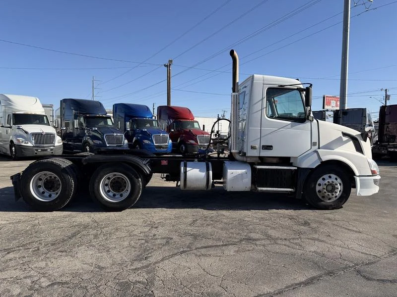 2017 Volvo VNL 300 - image 2