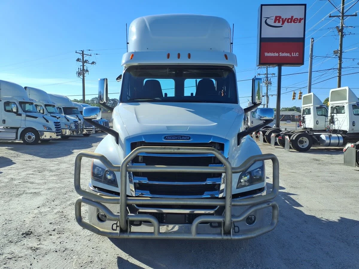 2020 Freightliner Cascadia - image 2