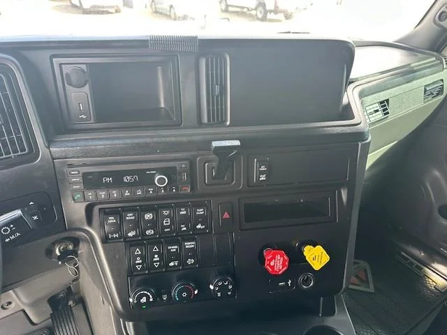 2023 International LT in Fontana, CA — photo 10