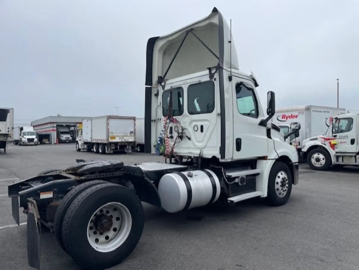 2019 Freightliner Cascadia in Farmingdale, NY — photo 4