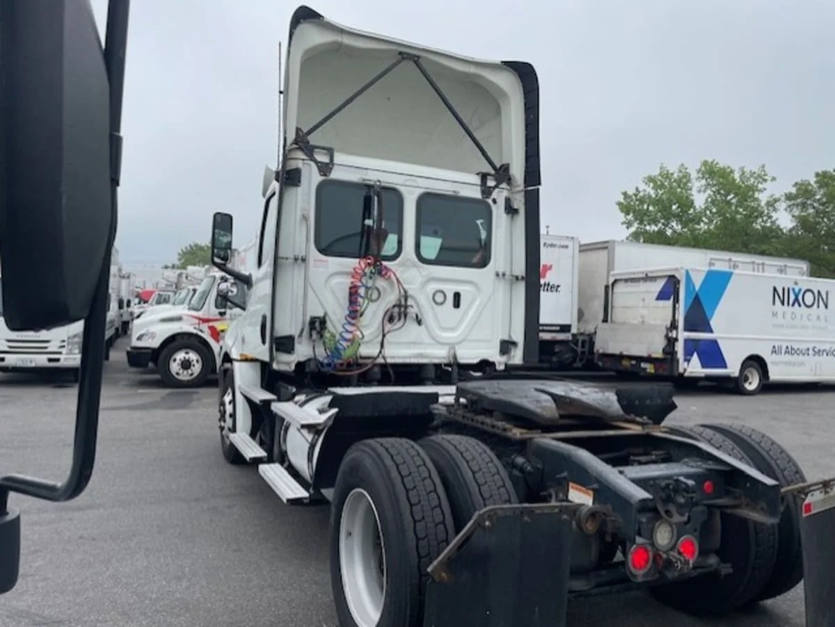 2019 Freightliner Cascadia in Farmingdale, NY — photo 6